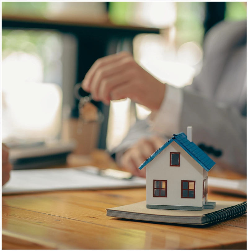 A person is holding keys to a house.